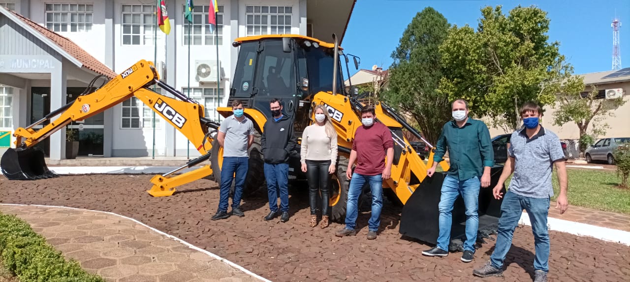 MUNICÍPIO RECEBE A NOVA RETROESCAVADEIRA